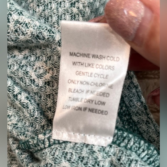 Soft Green Henley Long Sleeve w/ Thumb Holes Medium Women’s by DR2 - Picture 2 of 9